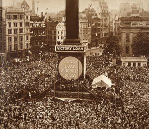 Nytårsaften, Trafalgar Square, 1919 Sejrslånet var en obligationsudstedelse for at hjælpe med at betale omkostningerne ved Første Verdenskrig; Det rejste millioner på tre dage; Det samlede indsamlede beløb var millioner; 700 af English Photographer